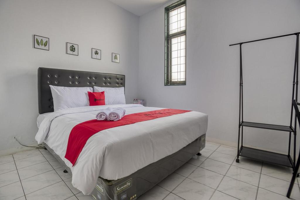 RedDoorz Plus near Jakarta Kota Station 1