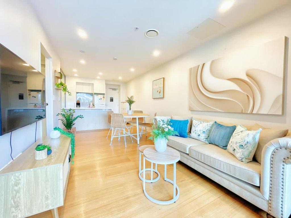 Refreshing Central 2 Bedrooms on Queen St Living 1