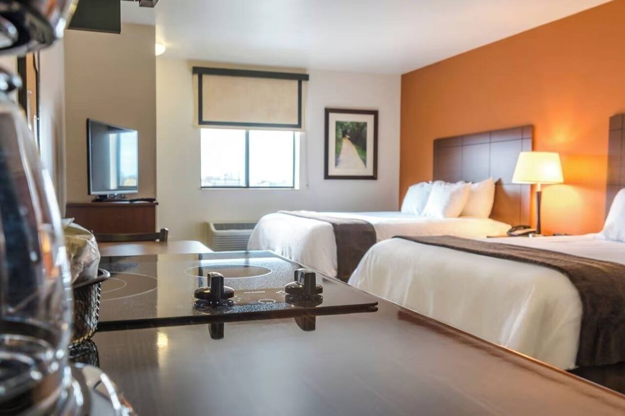 Relax and Cook in a Spacious Suite with Kitchen Near Austin Park and Route 66 1