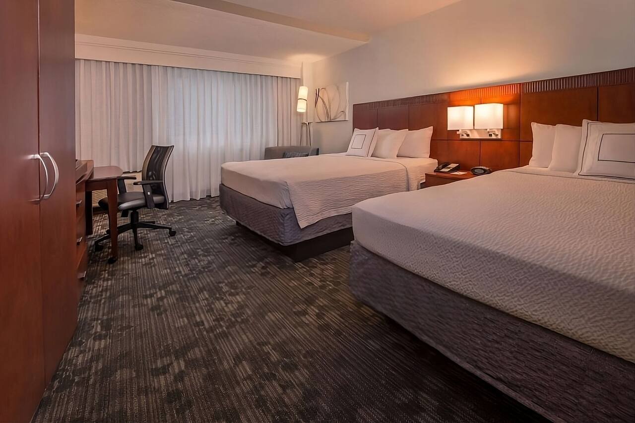 Relax and Unwind! 2 Comfortable Units Close to Lincoln Memorial! Pets Allowed 1