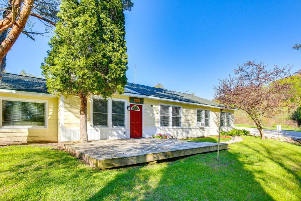 Relax Fireside! Frankfort Apt Near Dtwn & Beaches 1