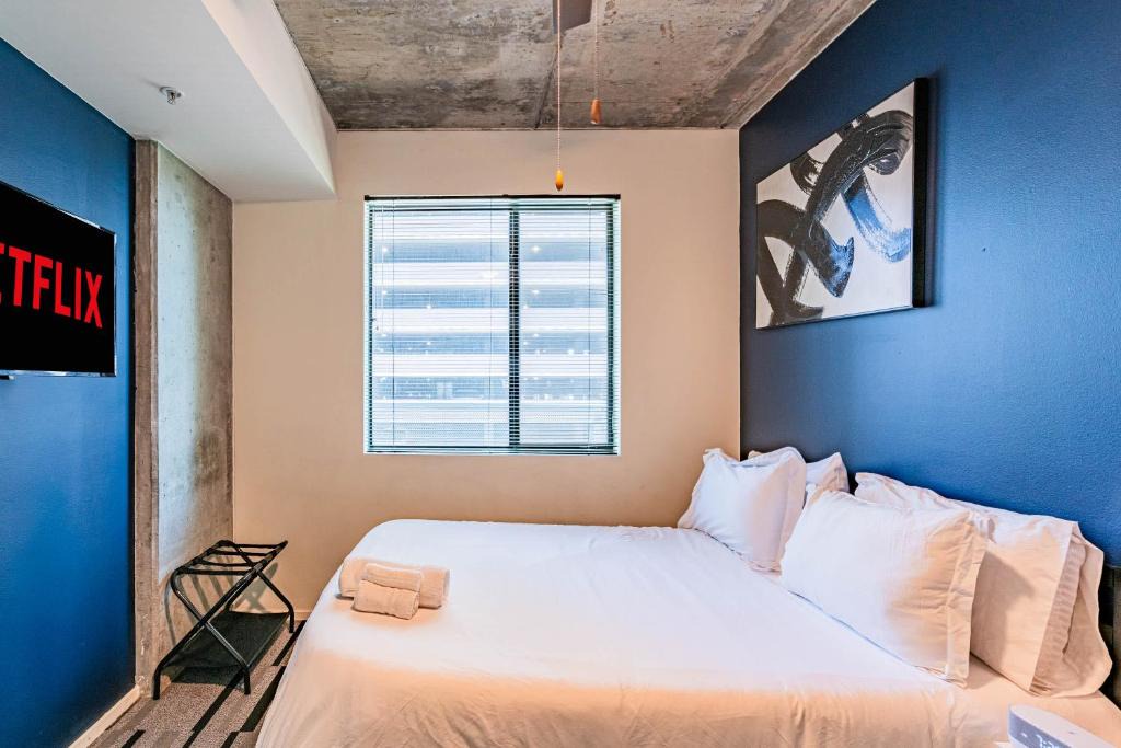 Relaxing 2BD - Central Downtown - Gym, Pool, Parking 1