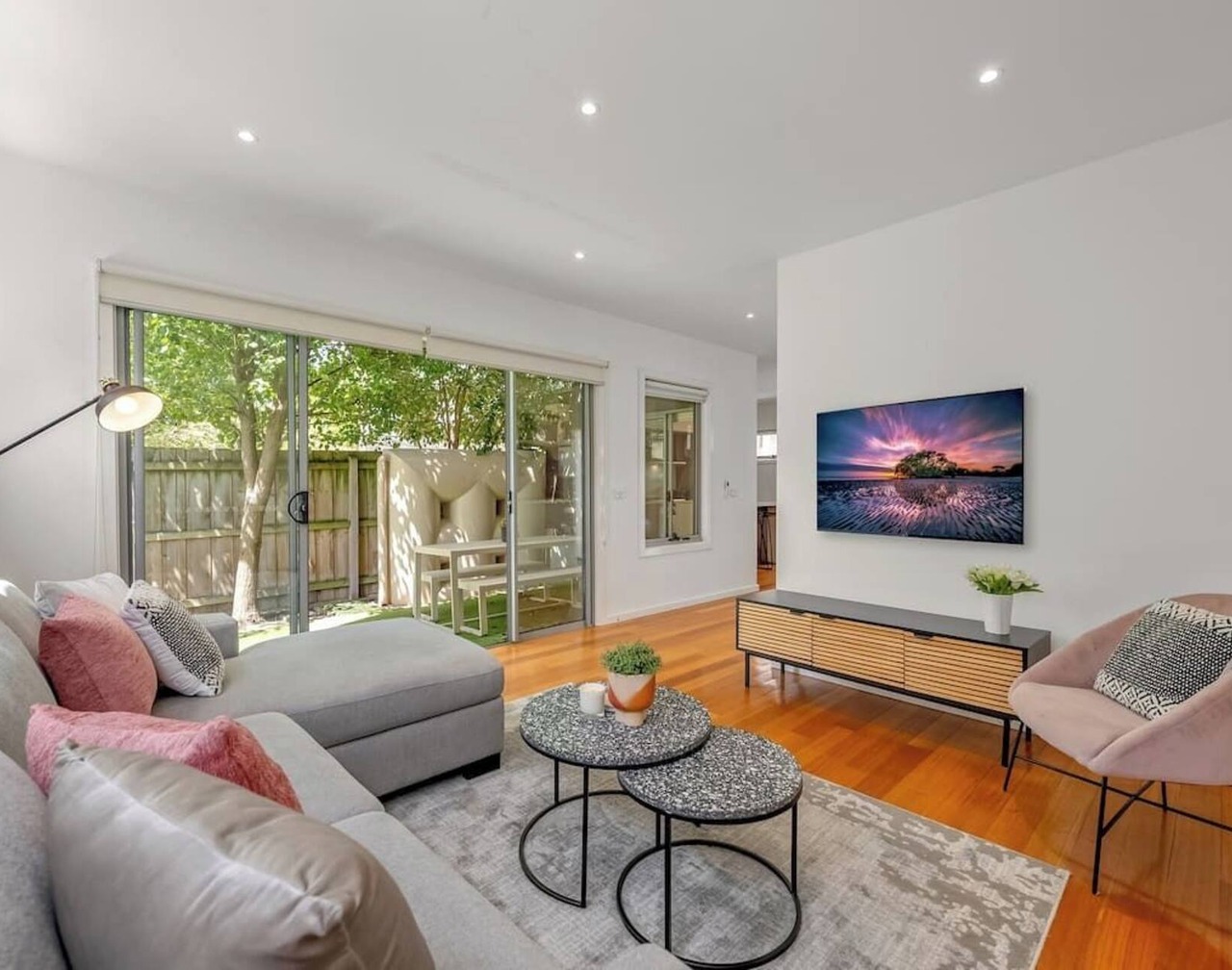 Relaxing Getaway Oasis with Patio in Charming Kew 1