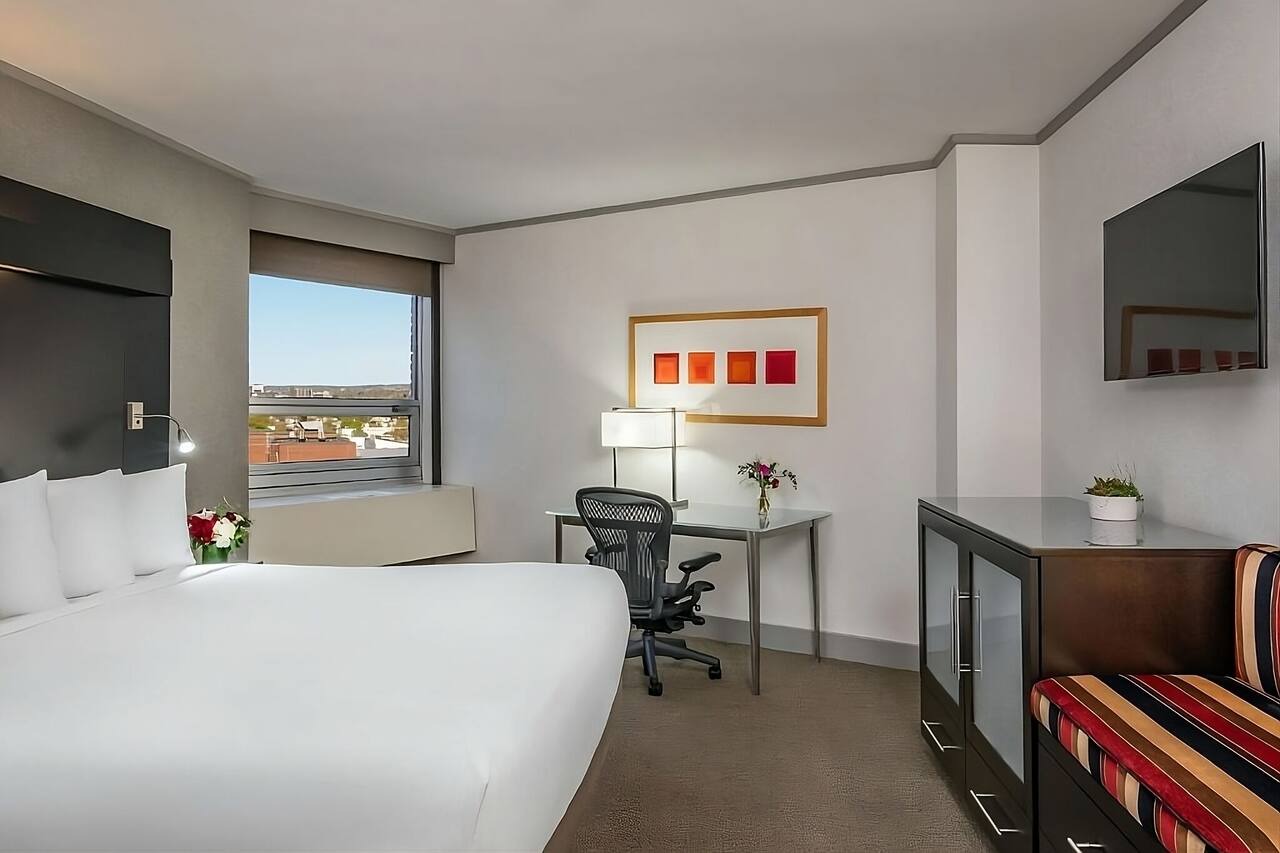 Relaxing Stay Near Harvard, Indoor Pool, Pet-Frien 1