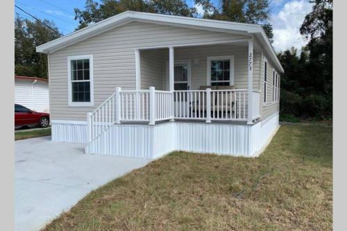 Resort Cottage near parks at Great Price! 1