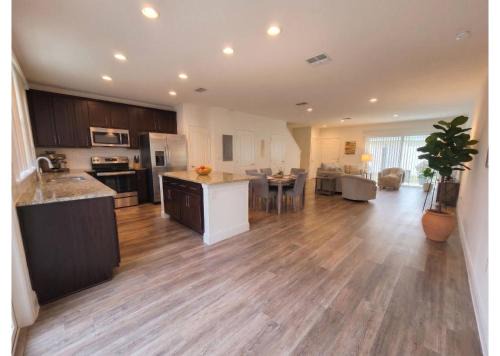 Resort-Style Home in gated community with ammenities close to MCO and Parks! 1