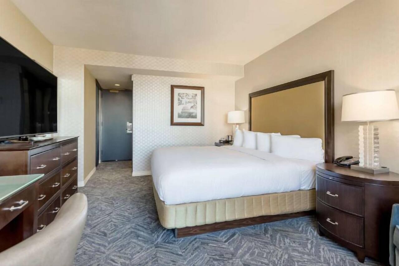 Retreat in the Heart of DC! Outdoor Swimming Pool, Pets are Welcome Here! 1