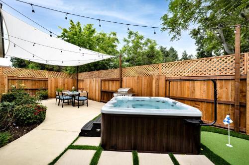 Retro Cottage, Hot Tub, Putting Green, walk to all 1