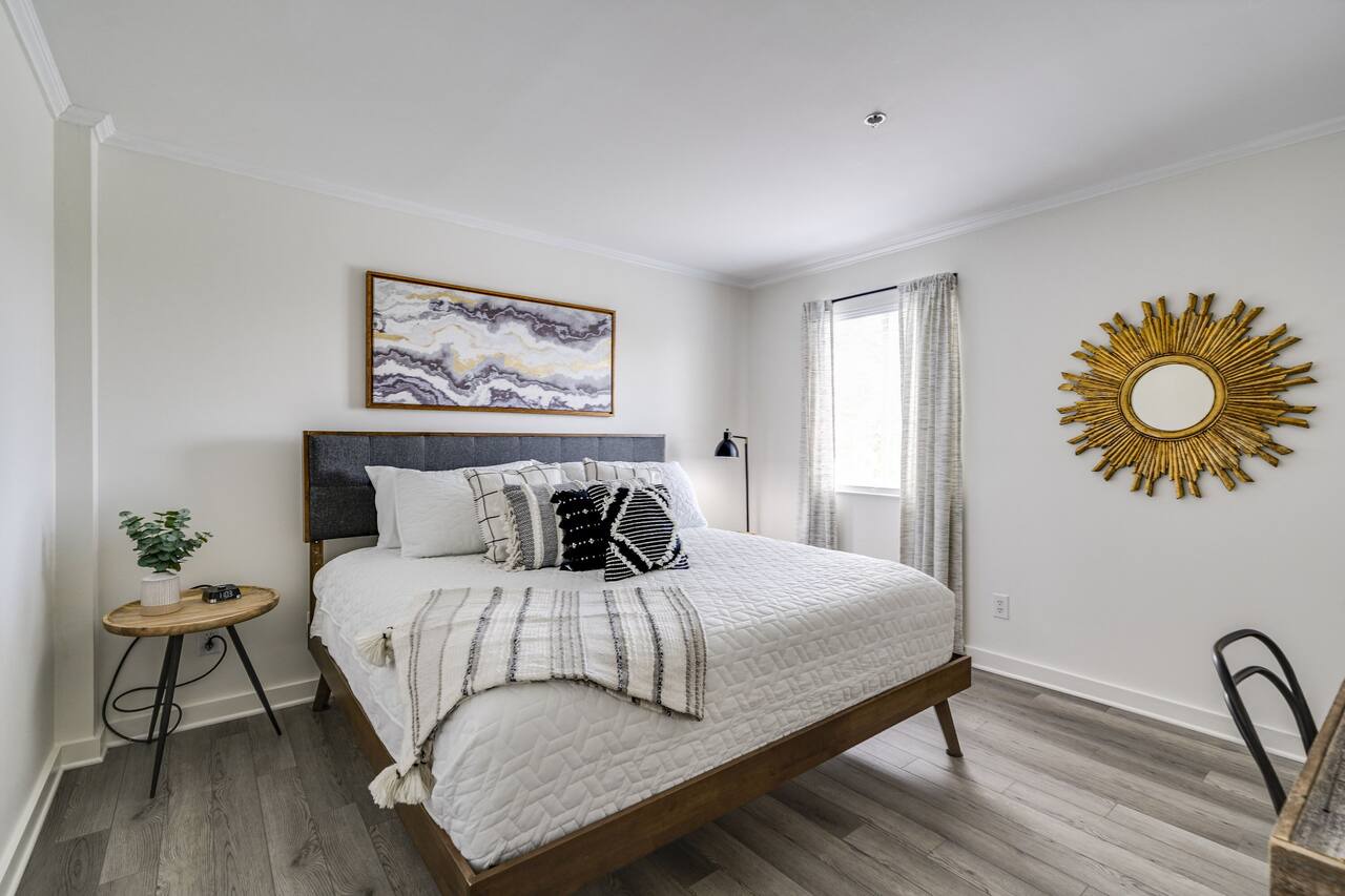 Riverfront Condo, Pool, Gym, Walk to Broadway 1