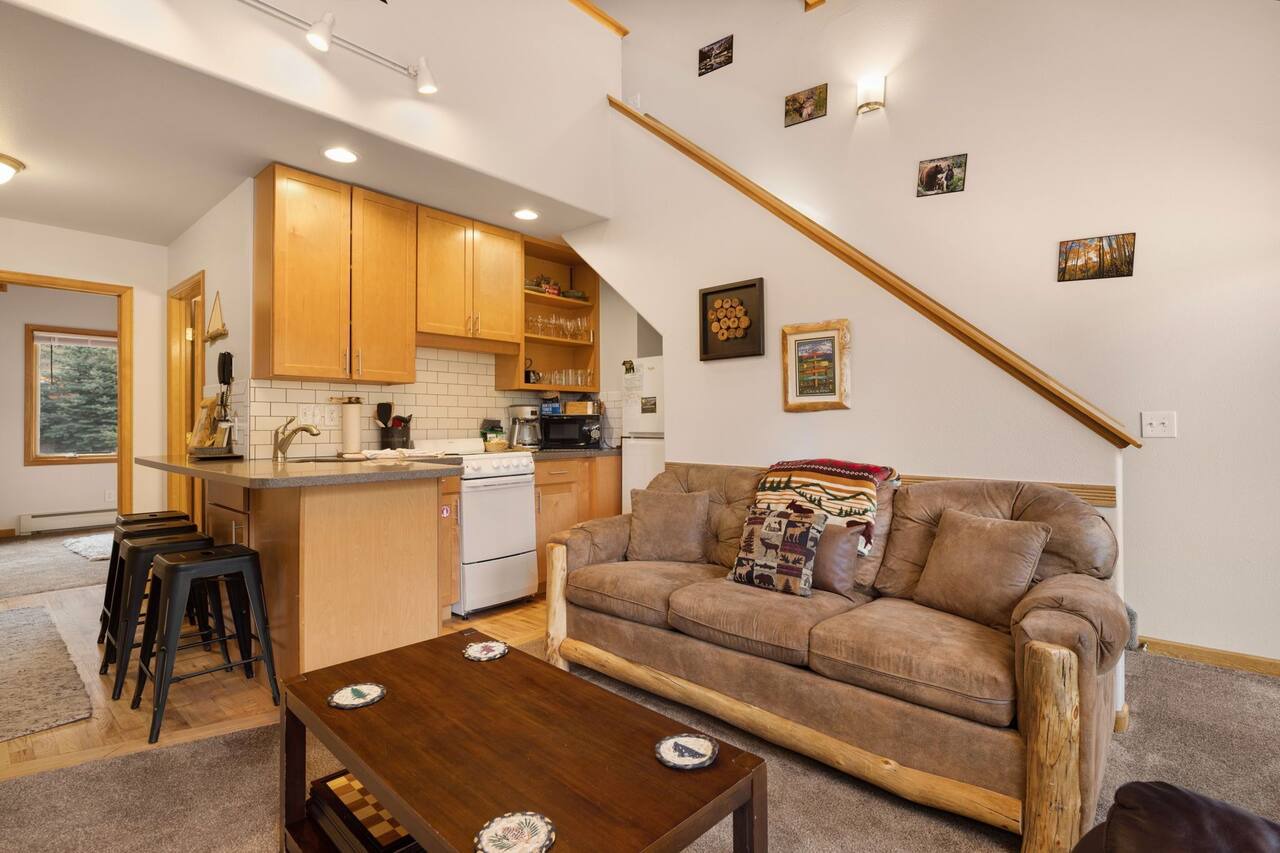 Riverfront Fall River Retreat Fireplace Close to RMNP 1