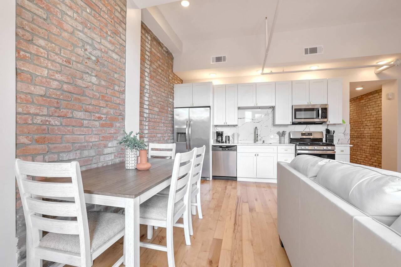 Roami at Churchill | 2 Bedroom w/Balcony 1
