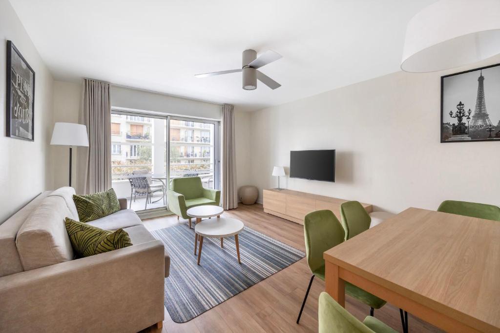 Royal Regency Paris Vincennes 1