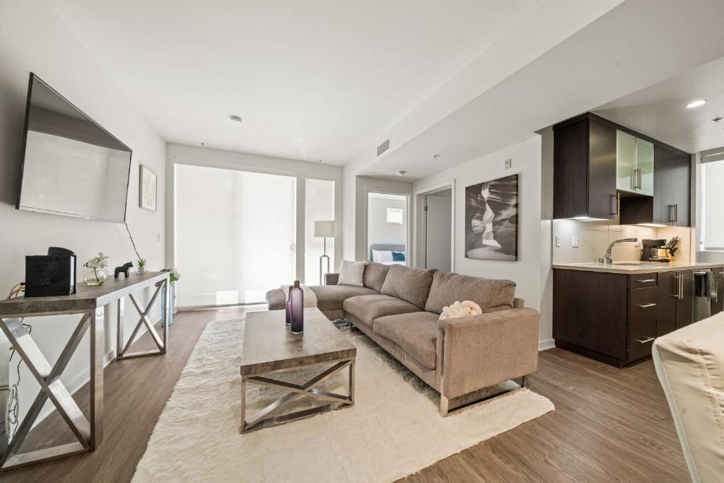 Santa Monica Coastal Retreat with Free Parking Minutes Walk to the Beach 1