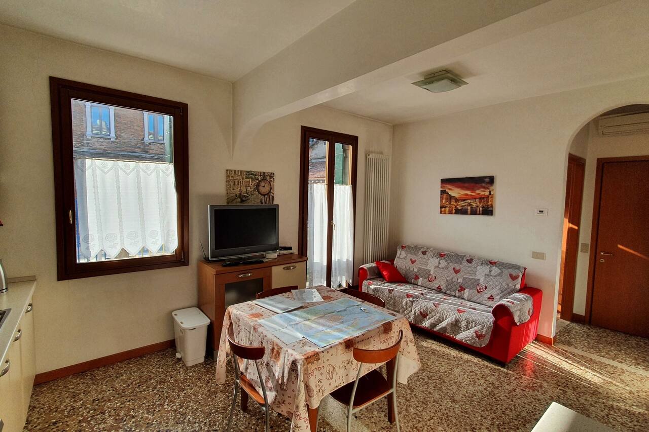 Second floor apartment with balcony and canal view IT027042C23ZLO5K7X 1