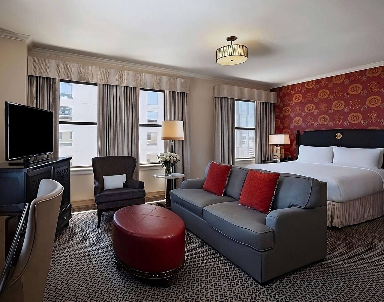 See Iconic Attractions! Elegant Suites Near Theatre and Park! Pets Allowed Here! 1