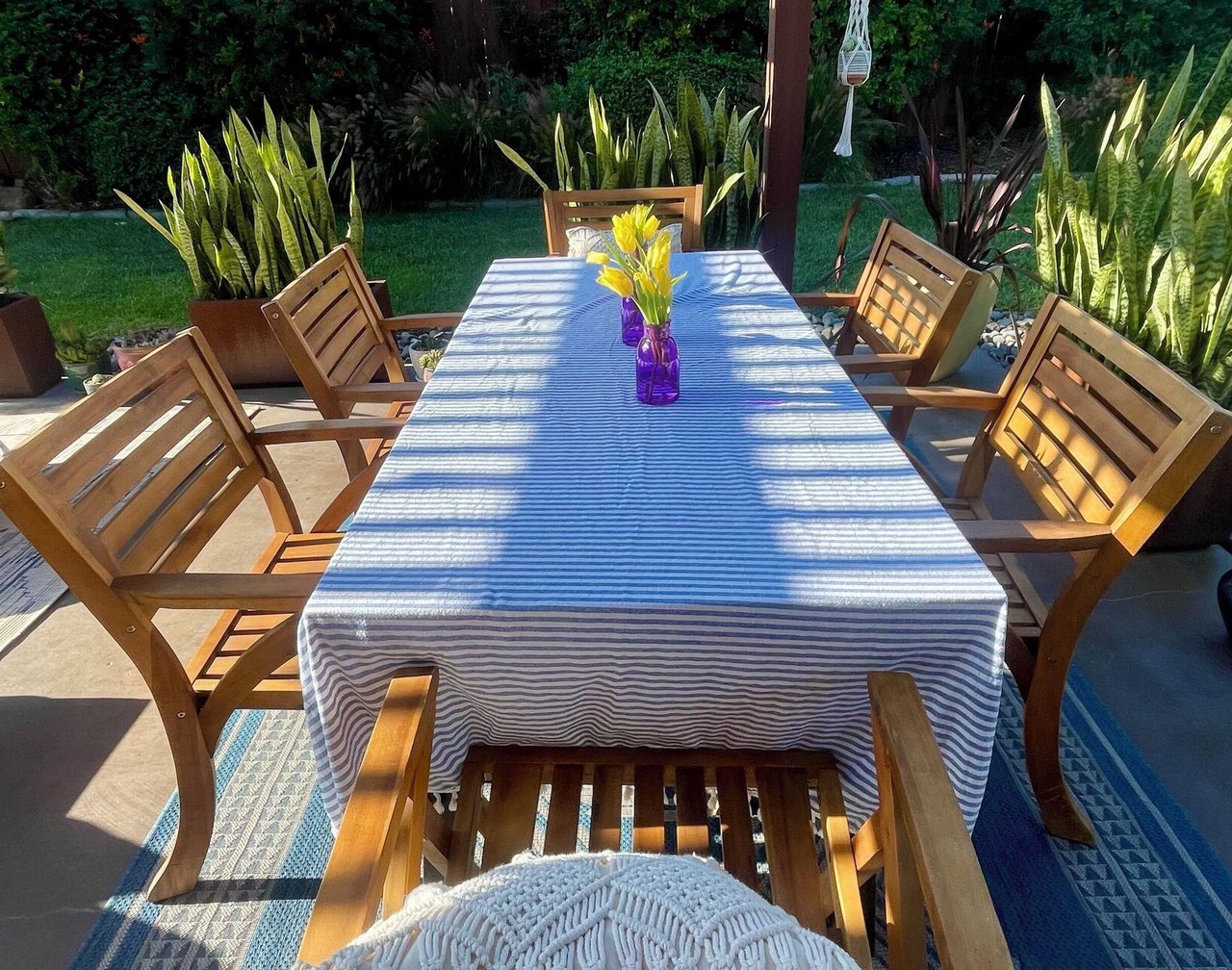Serene garden setting w/private yard, dog-friendly, hot-tub, 7 min to beach 1