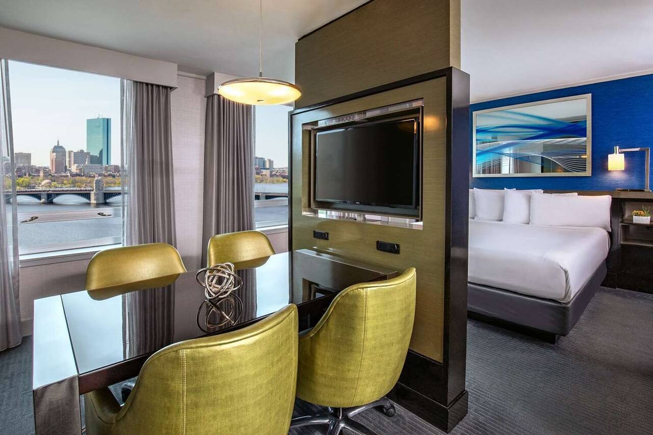 Serene Hotel w/Indoor Pool and ArtBar Dining Near Harvard 1