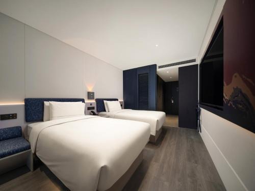 Shanghai Modern Hotel, Near The Bund & Metro Lines 3, 4 & 10, With Robot Service 1