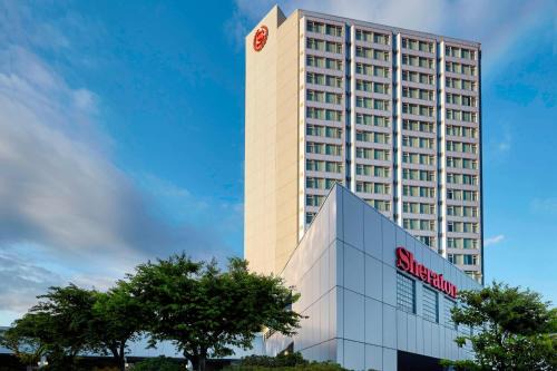 Sheraton Vancouver Guildford Hotel 1