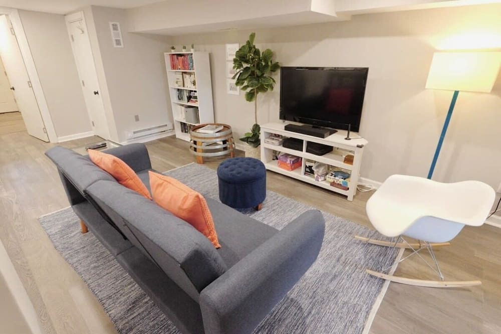 Sherman Circle - Close to Metro & Family Friendly 1