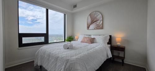 Sky High Luxe Stay 2BR-2BA Near Square One With Lake View, Gym, Pool & Parking 1