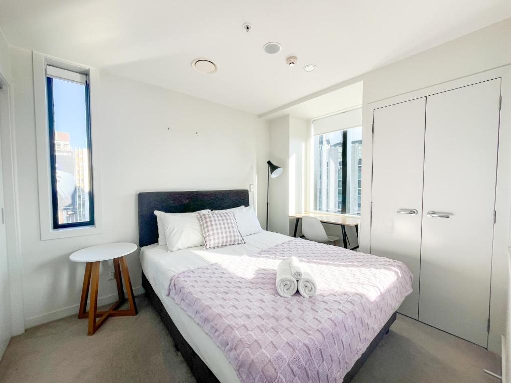 Sky Tower Views 2BR Retreat With FREE Pool Sauna Gym V91 1