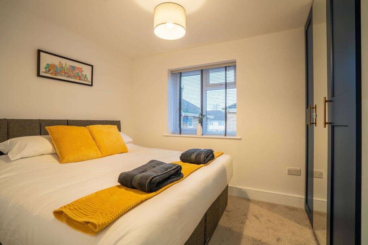 Skyway First Floor Apartment is a 2 bedroom apartment with parking in Three Bridges 1