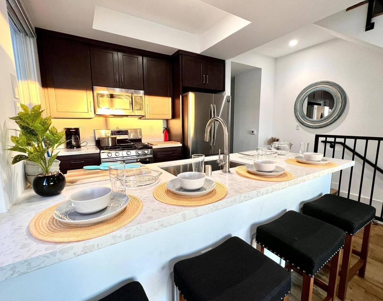 Sleek Townhouse Getaway + Private Rooftop Deck 🍹 1