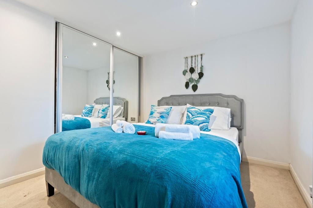 Sleeps 6 1 Bed With Loft 5mins to stations 1
