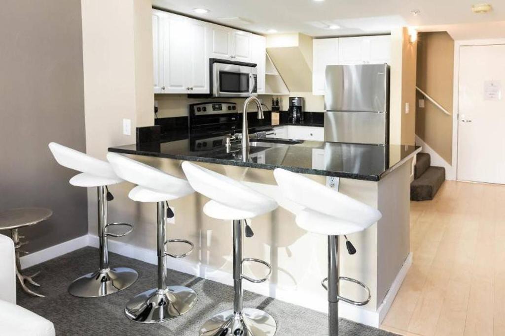 Space Needle Downtown Modern Top Story Penthouse 1