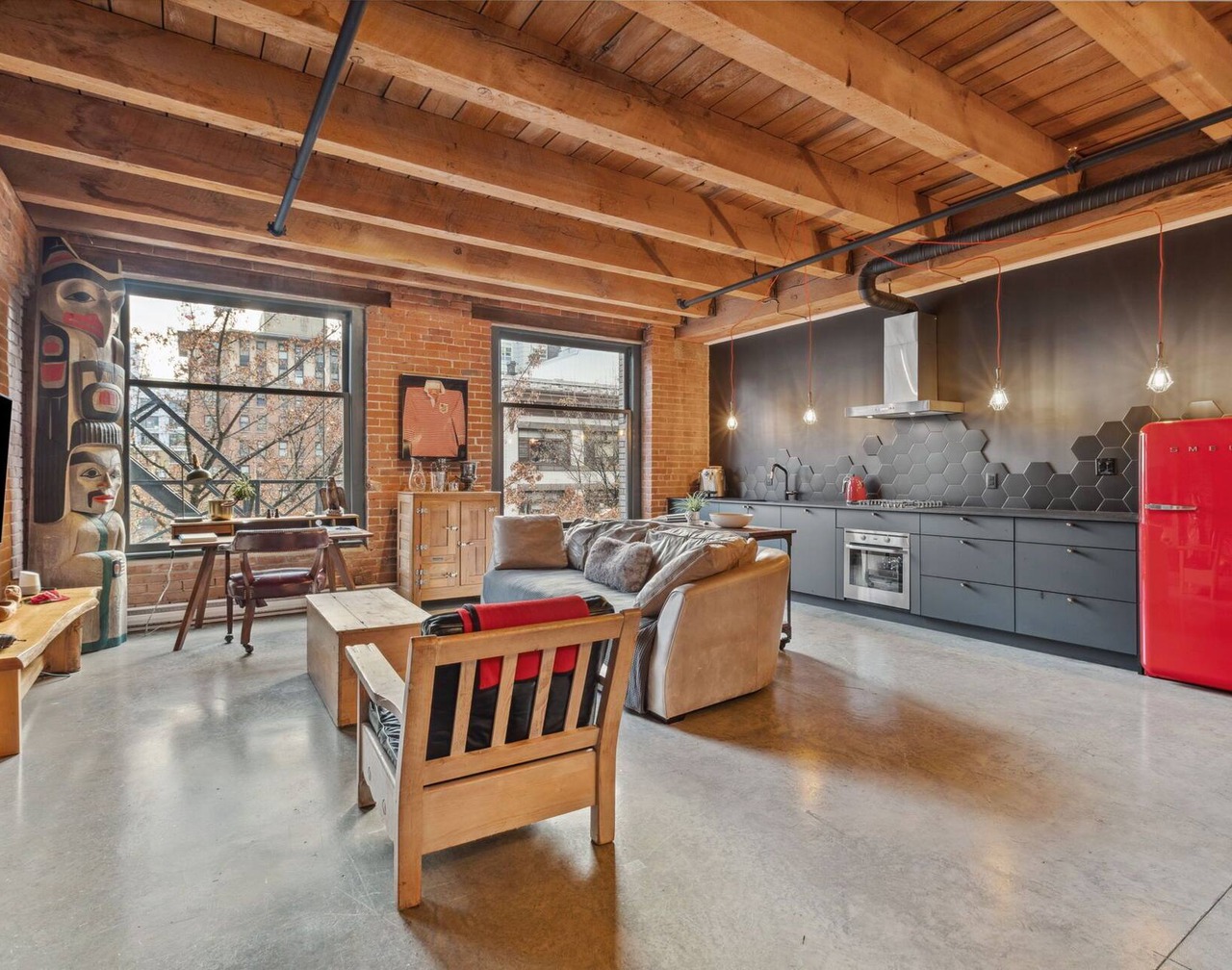 Spacious 1200sqft Gastown Loft with Parking 1