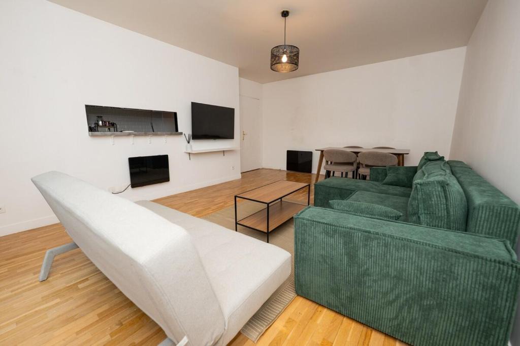 Spacious 2 bedrooms,4-8 people ,12mn Disney ,Free Private Parking , balcony 1