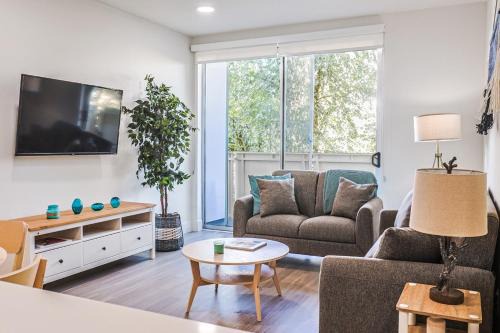 Spacious 2BDR in SM - 5 minutes walk to the beach! 1