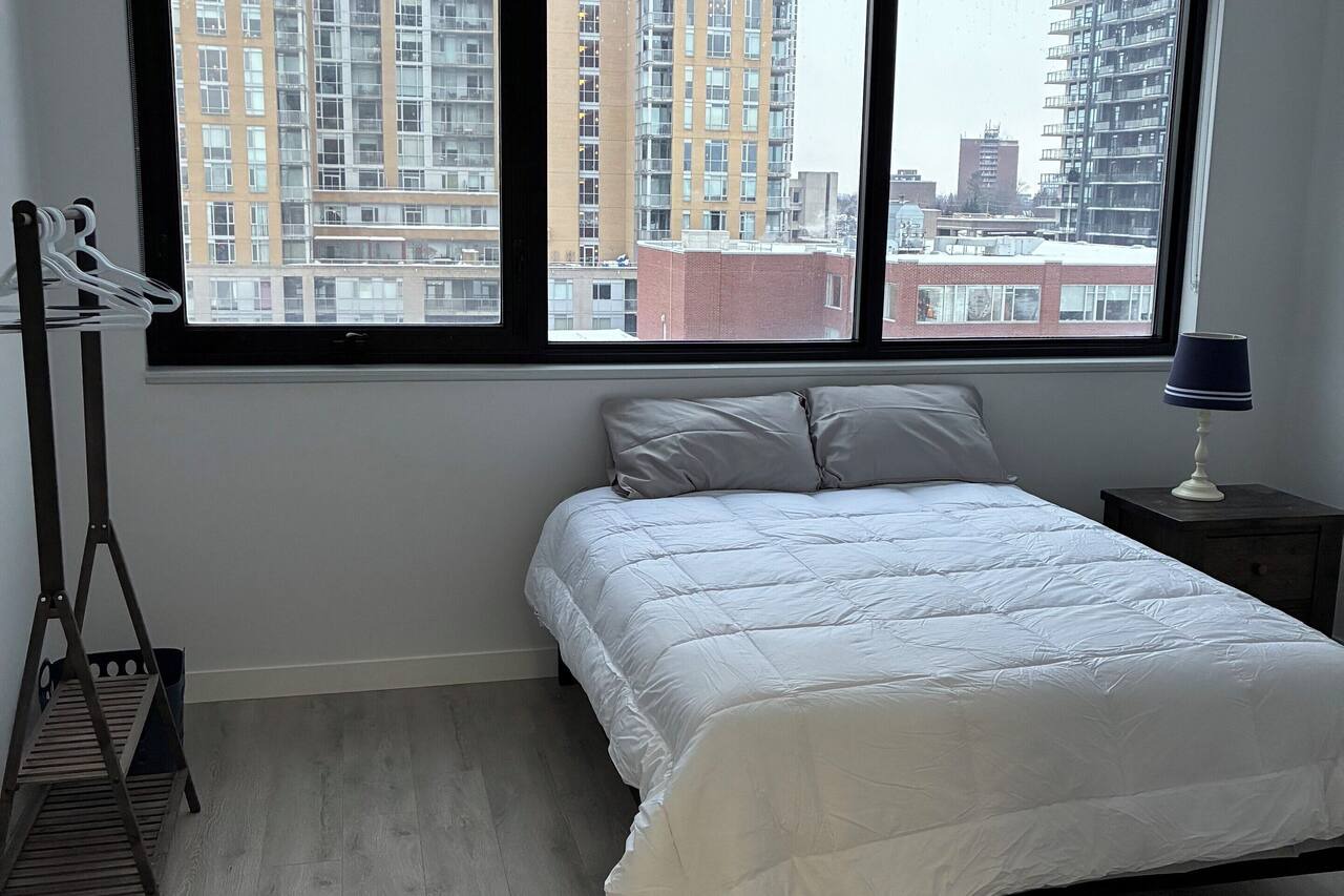 Spacious 2BR + Sofa Bed | Walk to Laurier & Uptown | Free Parking 1