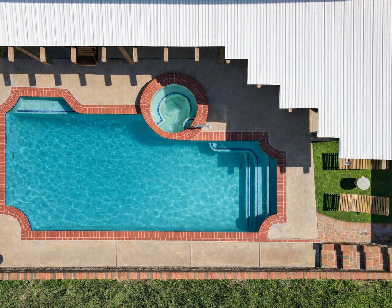 Spacious 4 Bedroom House in Santa Clarita with Pool & Spa 1