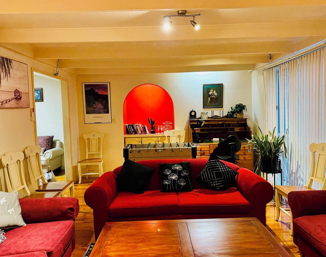 Spacious 4-bedroom house with WiFi and AC in tranquil Craigieburn. 1