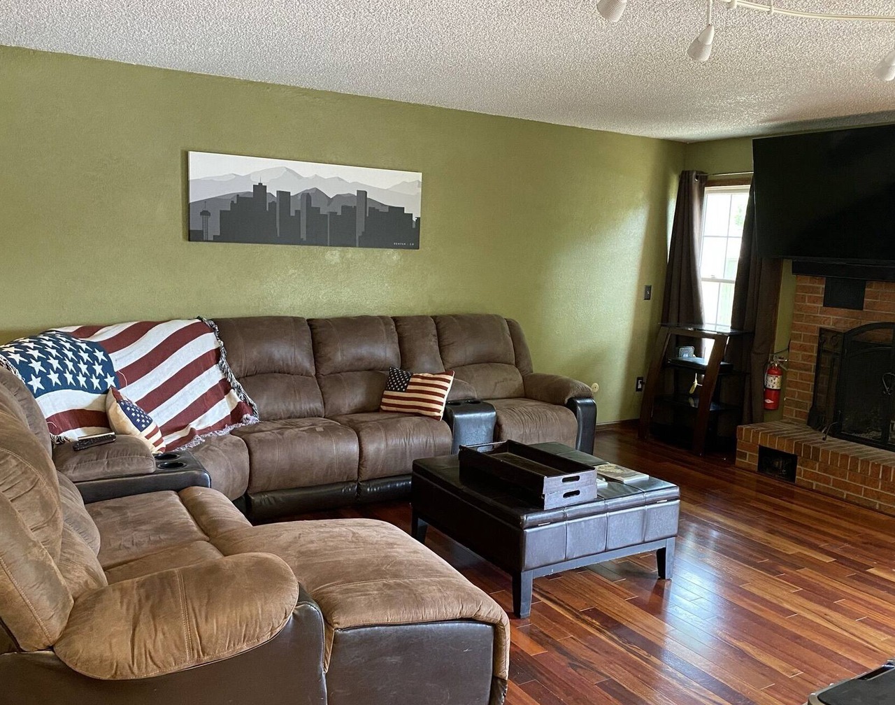 Spacious 5 bedroom house minutes from Red Rocks 1