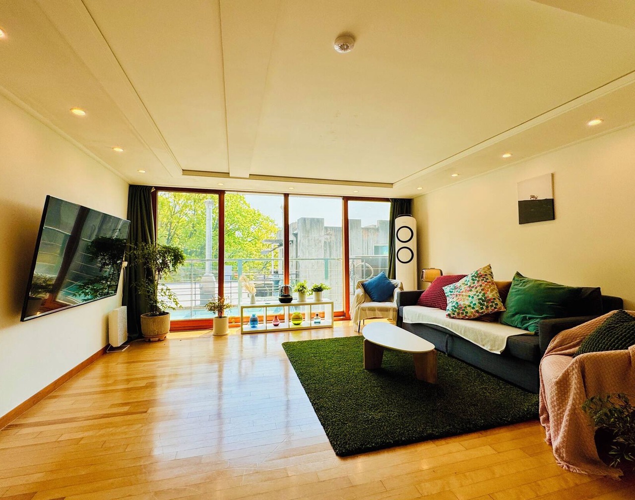 Spacious and Premium Apartment in Gangnam! 1