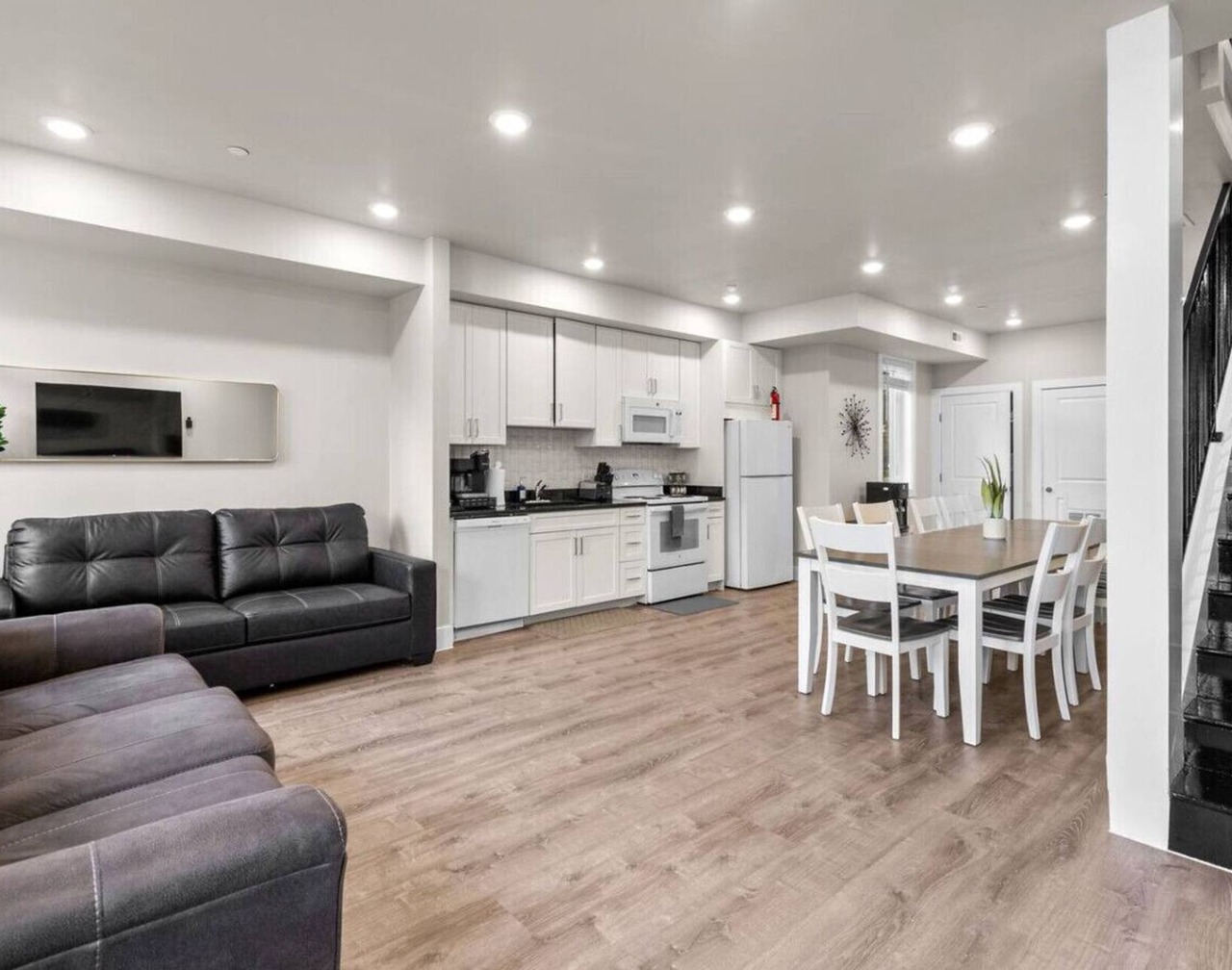 Spacious District Dwelling+6Bed+4Bath+Well Located 1