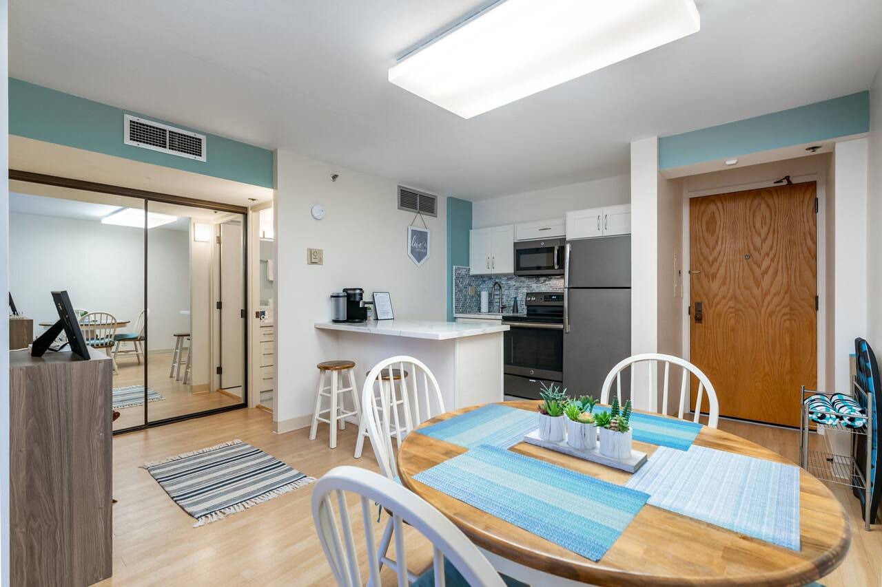 Spacious Downtown Executive Retreat | Free Parking 1