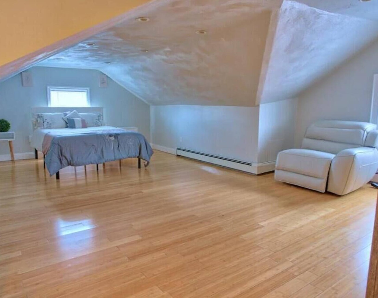 Spacious multi-level 4 bed/2bath Apt with Parking 1