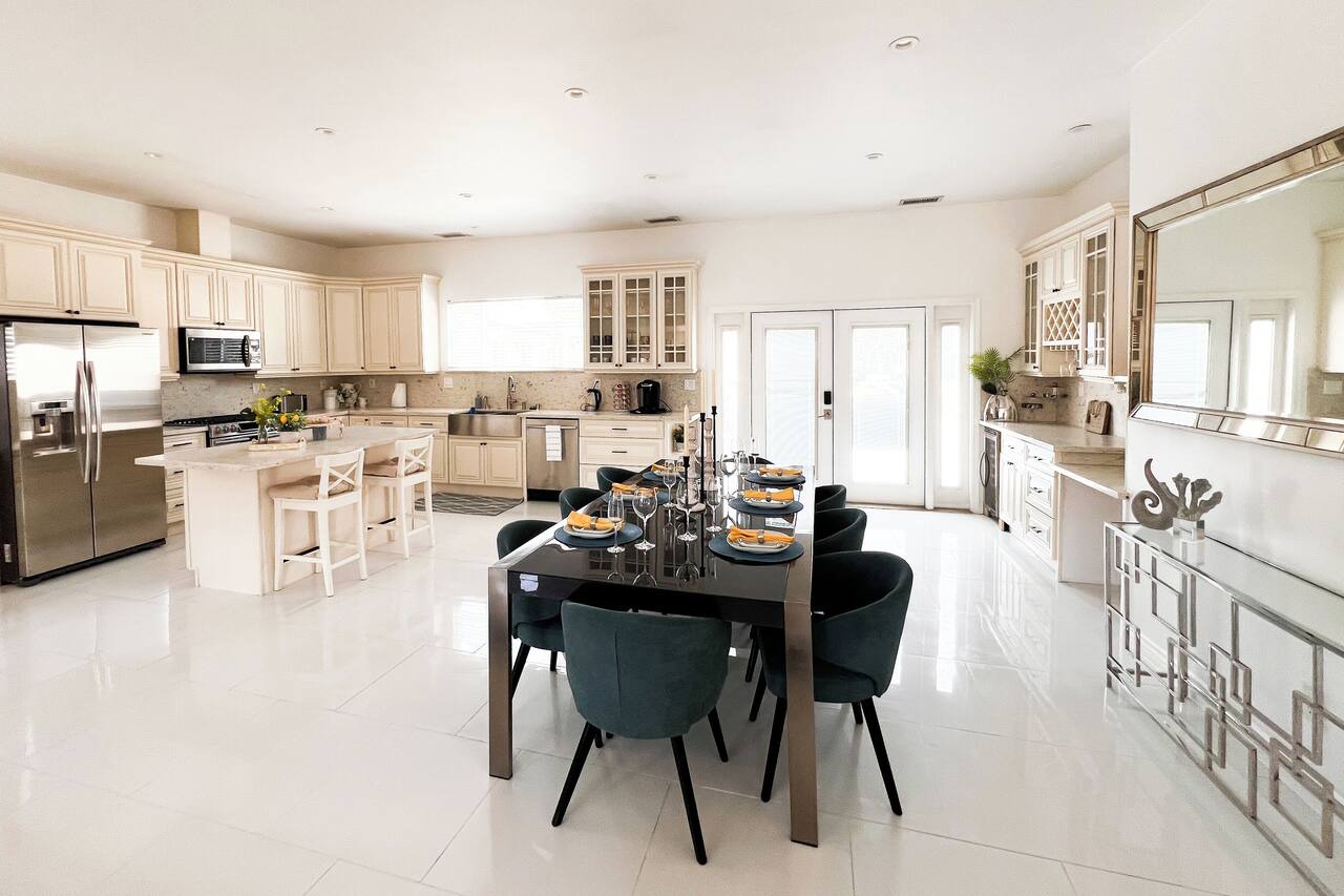 Spacious Private Dream Villa with detached Guesthouse 1