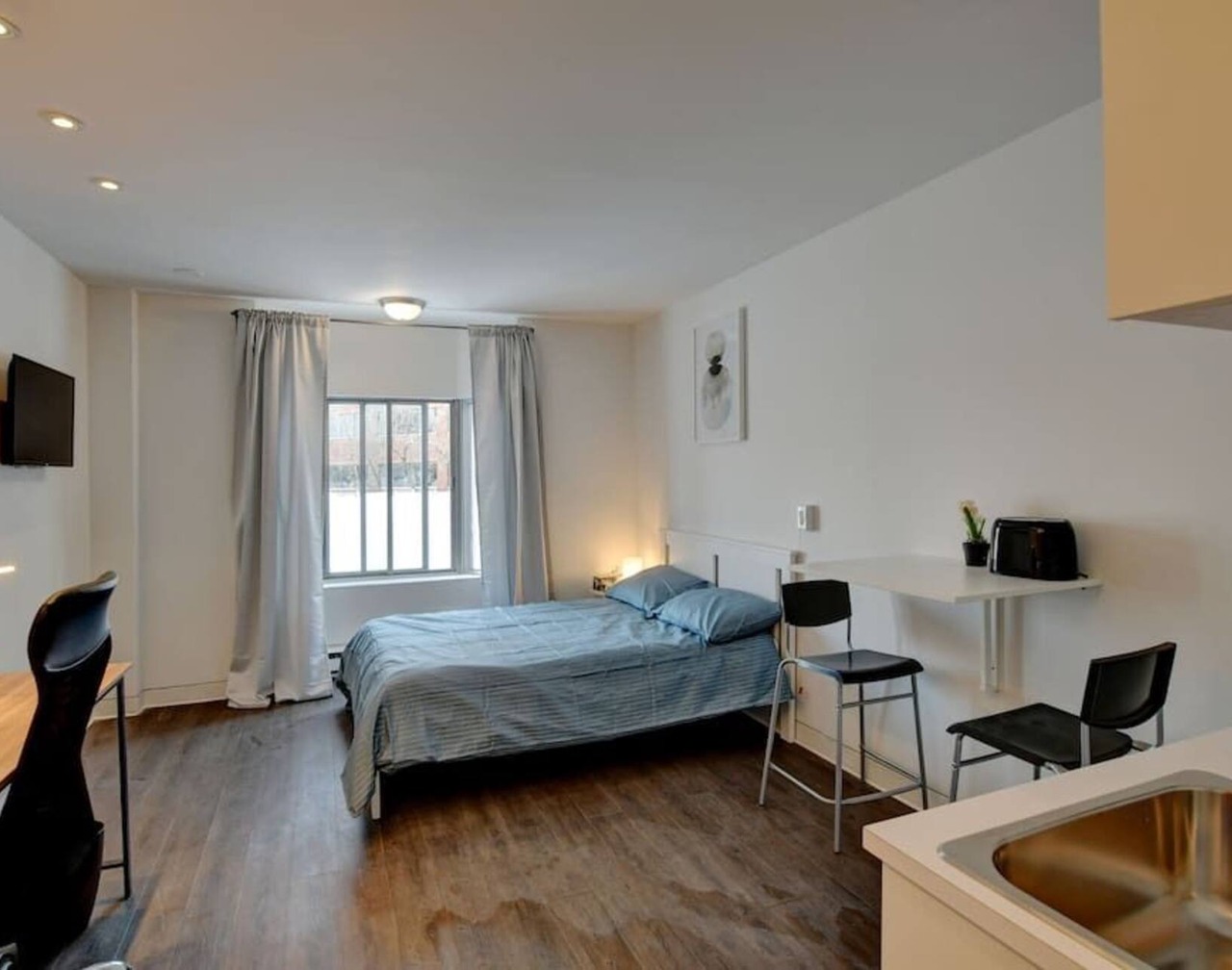 Spacious studio Laval, all included, wifi, parking 1