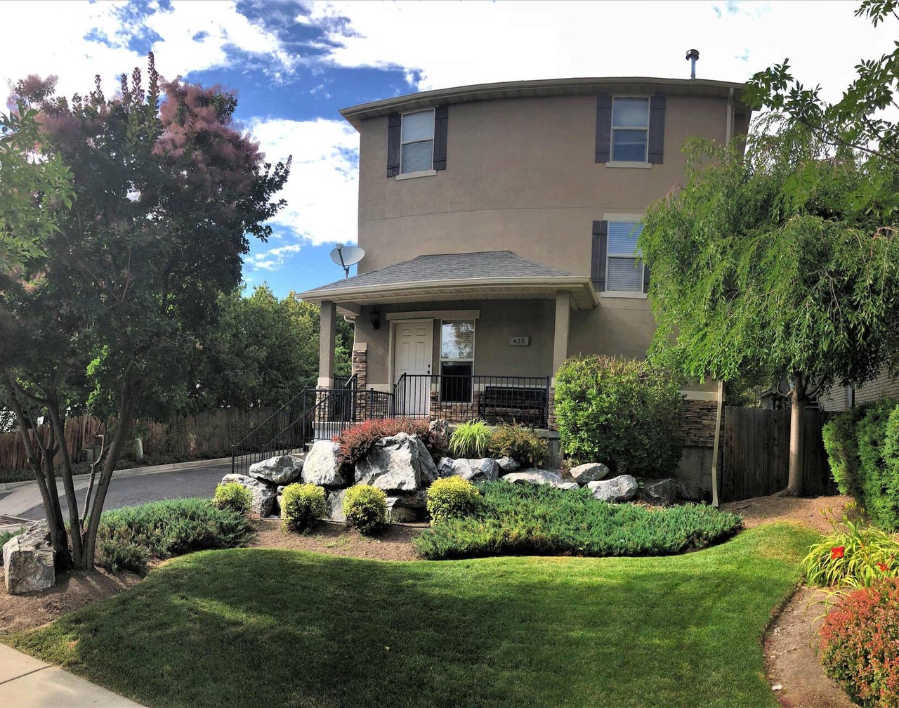 Spacious Townhome Near Downtown 1