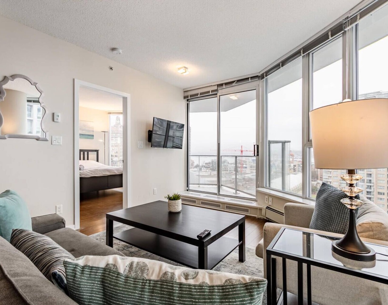 Spacious Two Bedroom/Two Bathroom Condo in Central Downtown Vancouver 1
