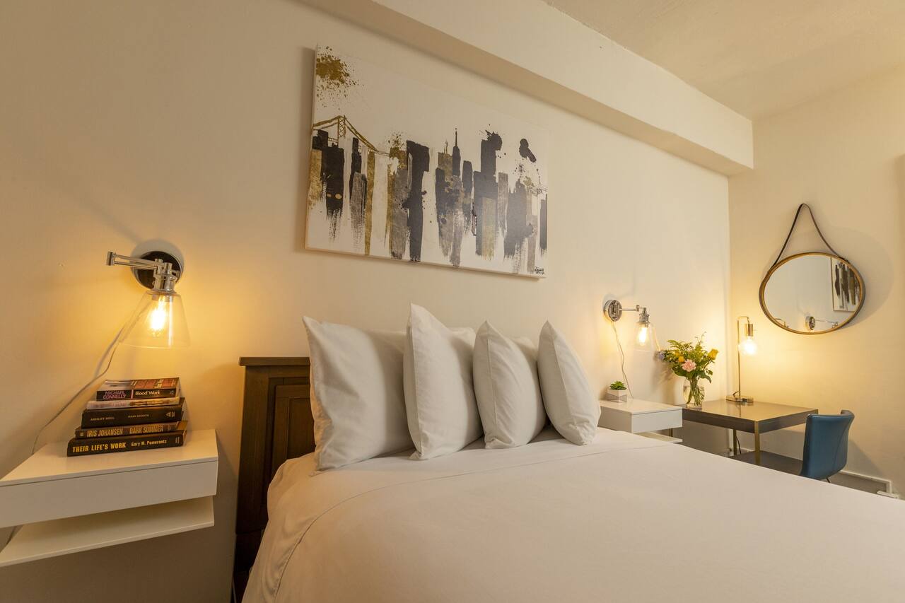 Standard Queen Room with Ensuite Bathroom 1