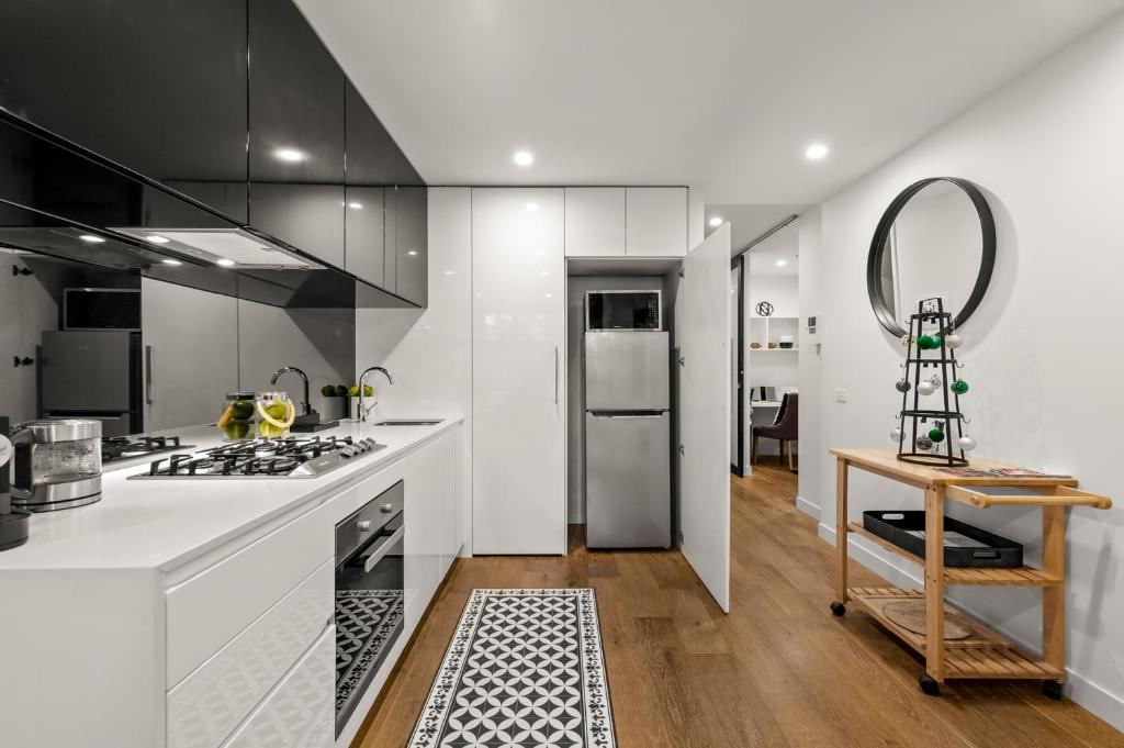 StayCentral - Hawthorn East - Study, 2 Car spaces 1