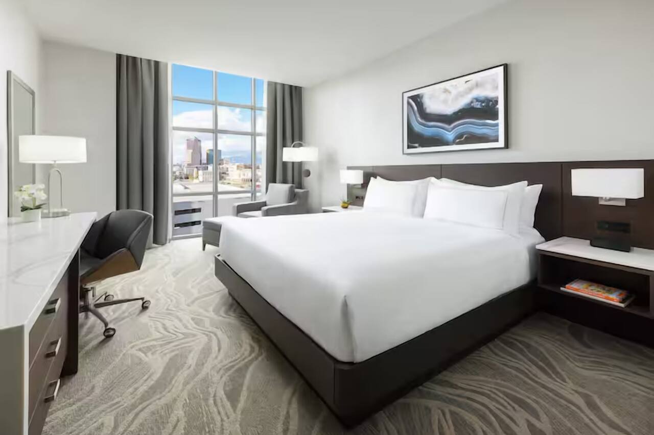 Std 1 King, DoubleTree Tucson, Spacious Room & Restaurant, Close to University 1