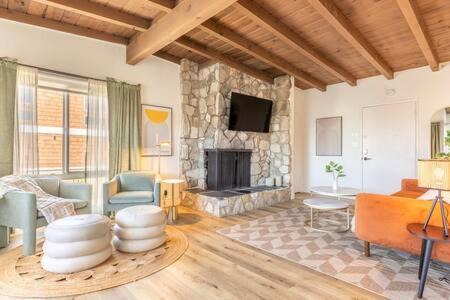 Steps to Beach Manhattan Beach 2 Bedroom Parking 1