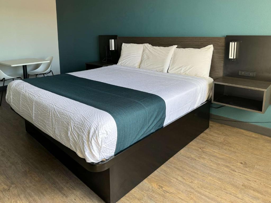 Studio 6 Suites Gardena, CA 1